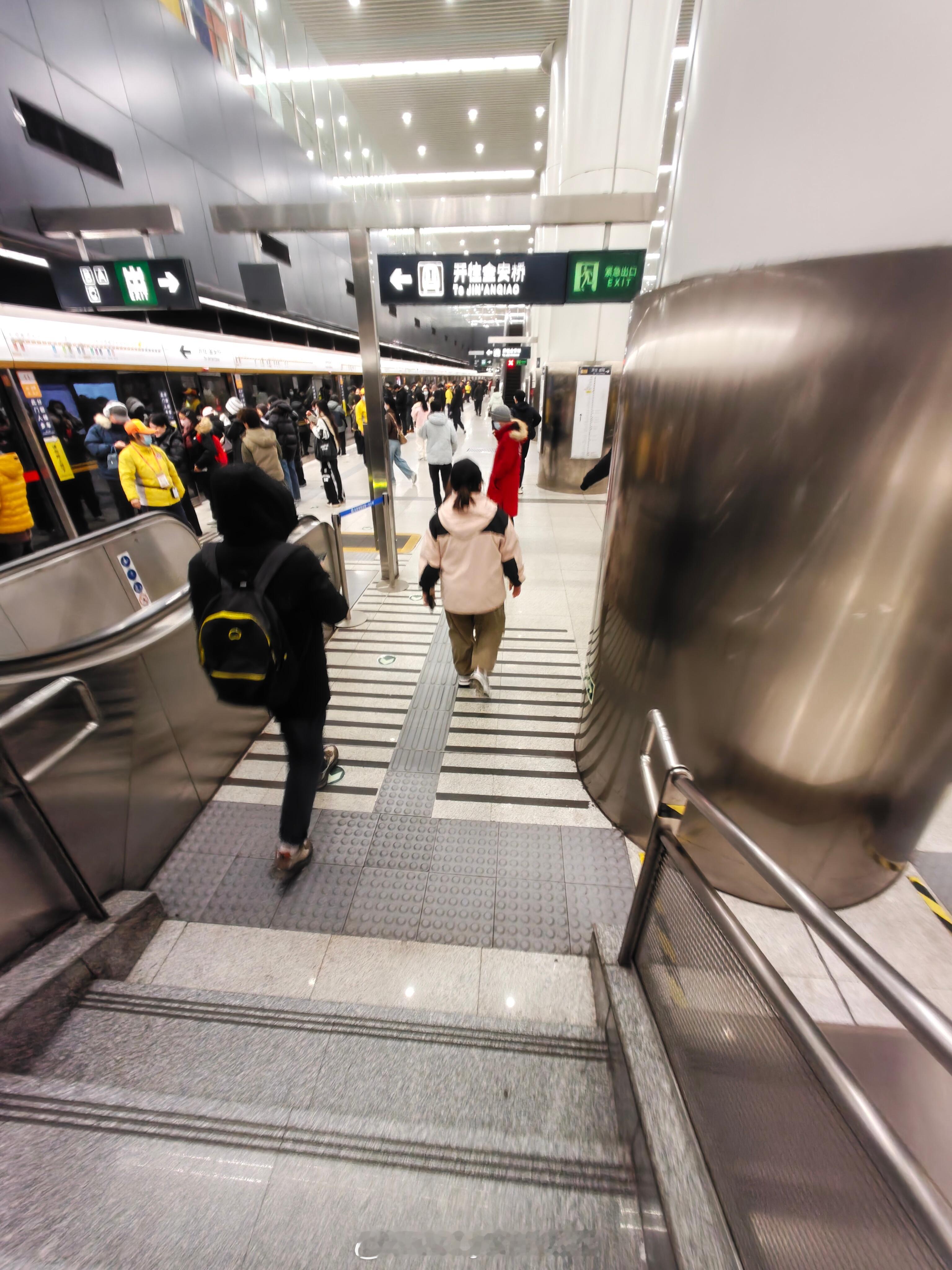 好久没有在早高峰坐过地铁了。