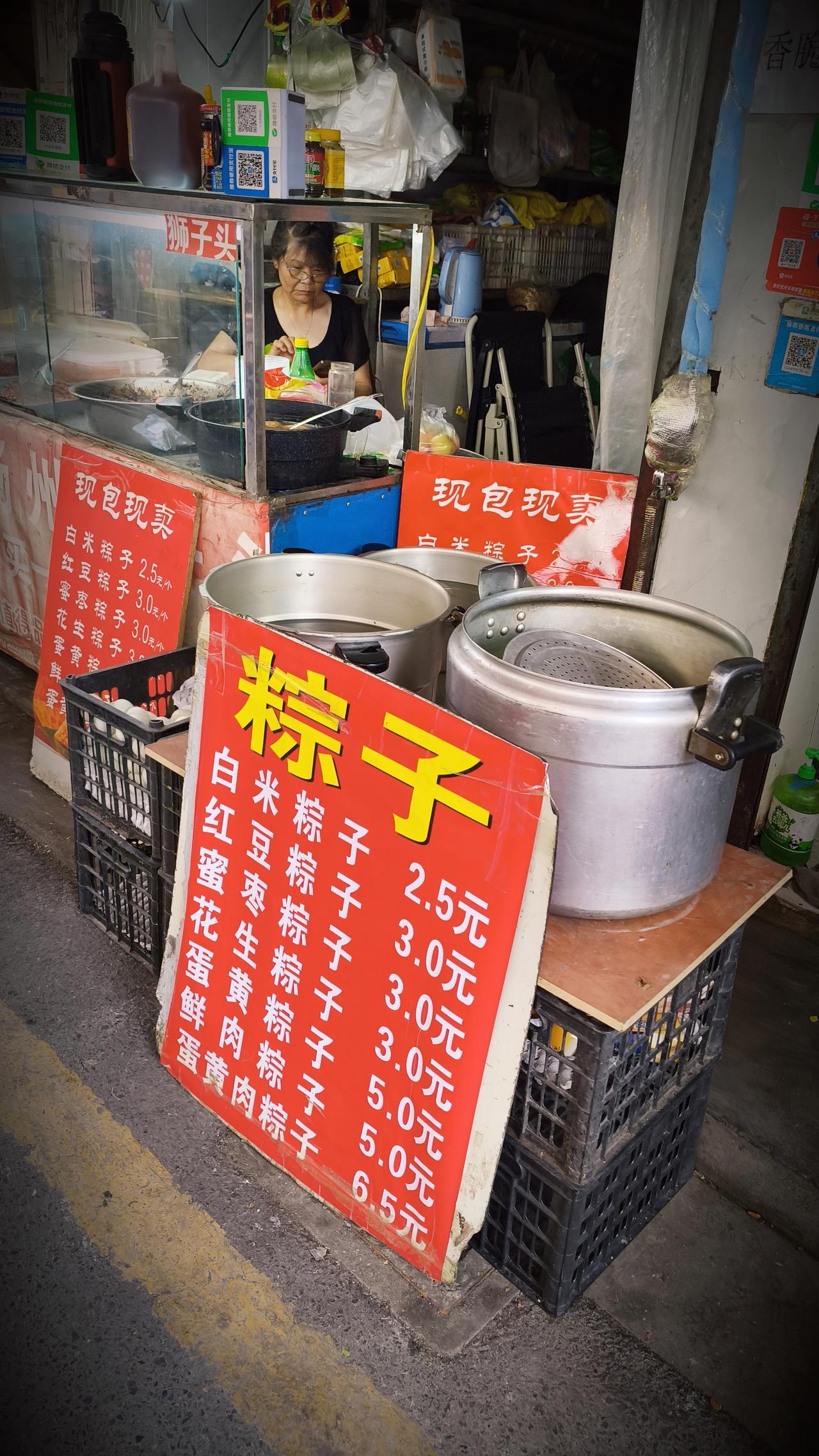 除了粽子，南京端午还有独特饮食习俗。端午中午要吃烧熟的整头大蒜，孩子吃了夏天不拉