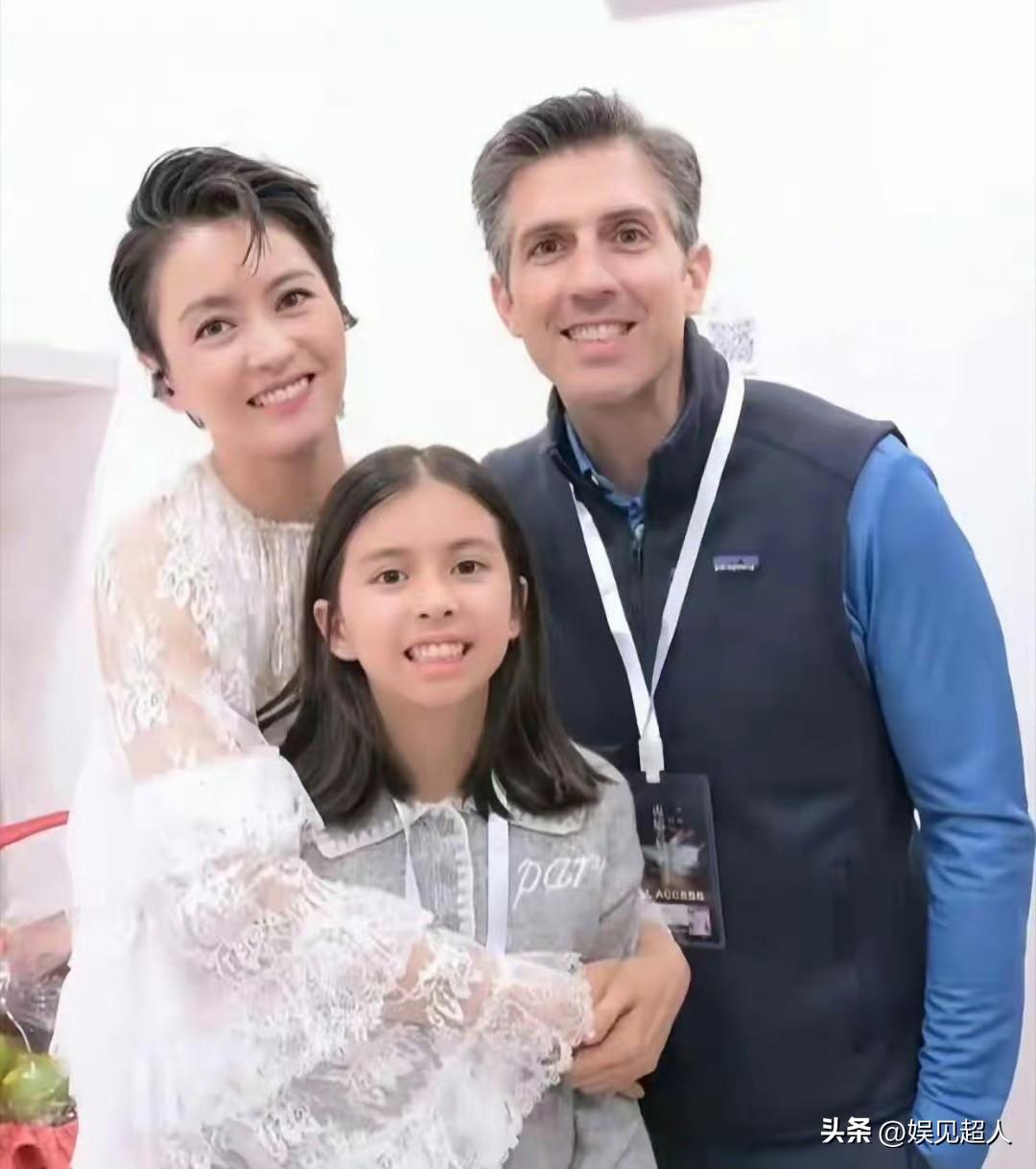 梁咏琪的混血女儿真是越长越出众了，完美继承了爸妈的好基因。小姑娘五官立体，眉眼深