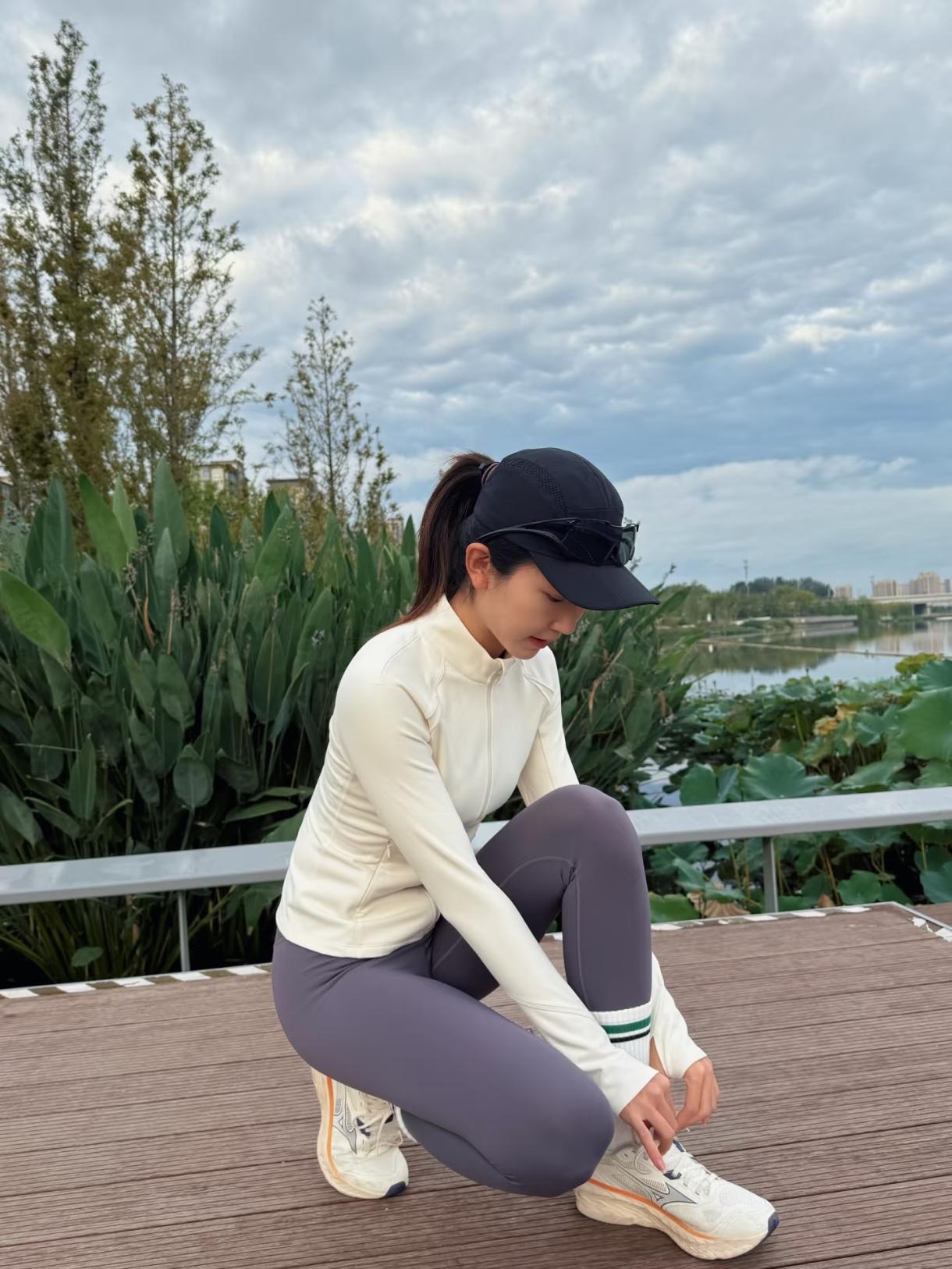 晨跑记
 
系紧鞋带的瞬间，
风掠过荷塘的叶，
把晨雾揉成柔软的纱。
 
抬腿拉