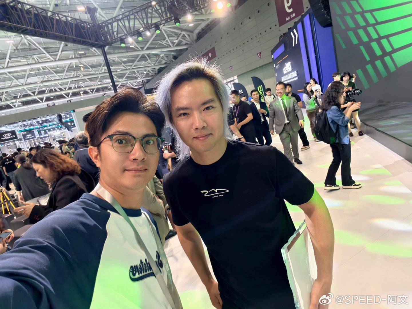 也是跟中国第一个拿到f1赛照的人老师 合上照了那么四舍五入，我也是见过f1了