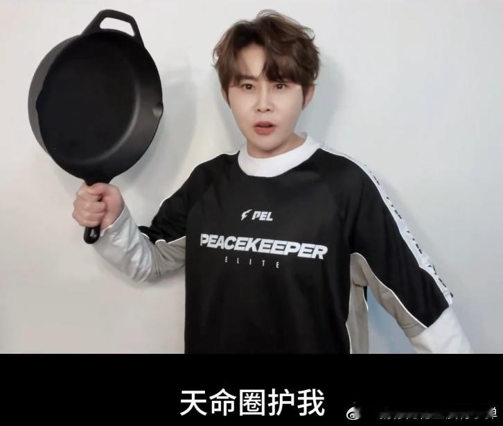 王濛助威PEL出征世界赛  有我濛一定赢  王濛作为PEL特邀助威解说，她的总决