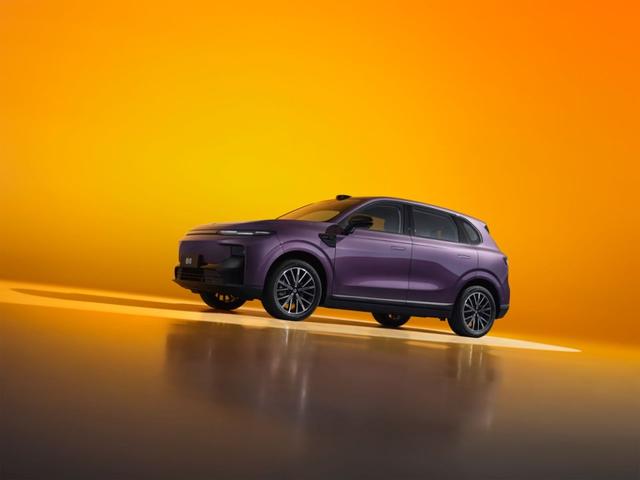 9.98 万起的零跑 B10 太懂日常需求！通勤时，5.25m 小转弯半径轻松过