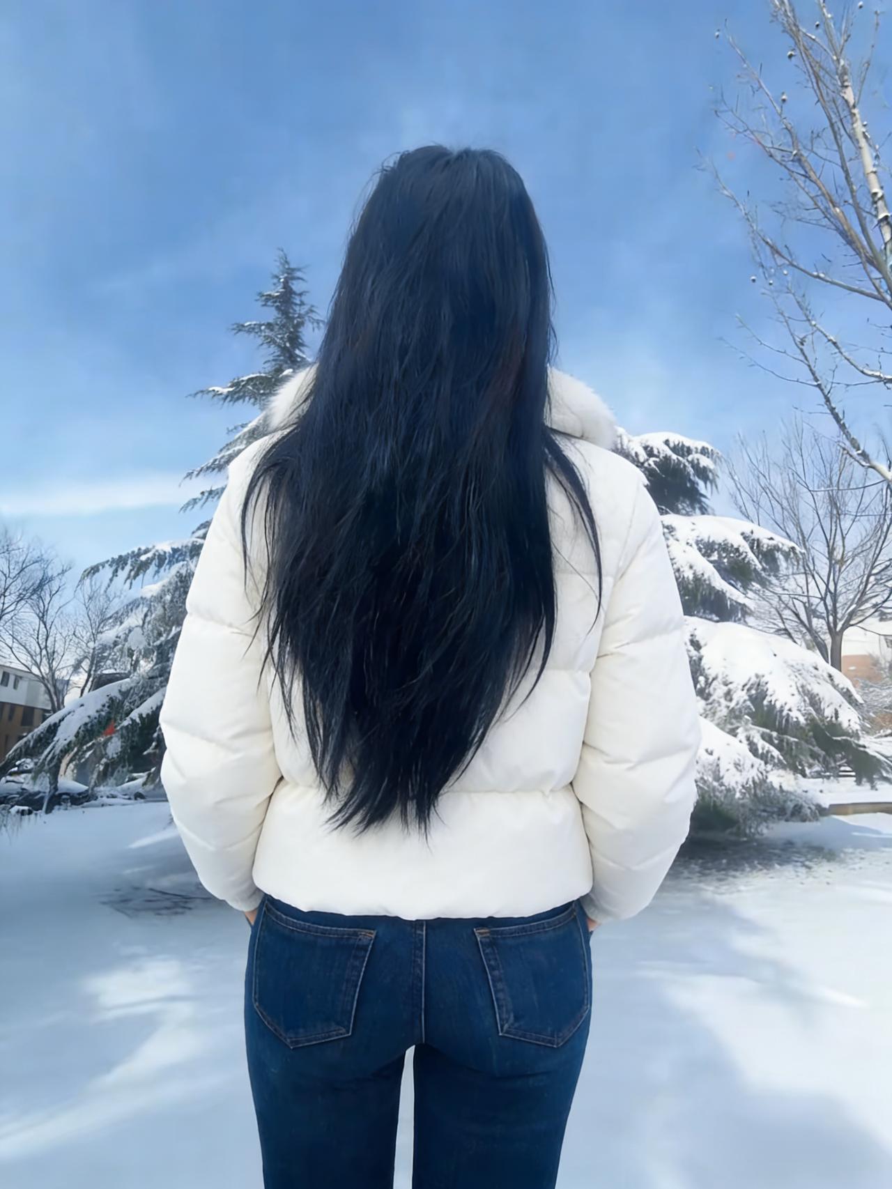 漫天飞雪覆平芜，长发垂肩映素襦。
独立寒园人不语，一帧背影入画图。