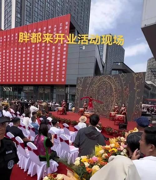 “胖都来”挂明星祝福条幅：一场荒诞营销闹剧

“胖都来”开业高调挂出明星祝福条幅
