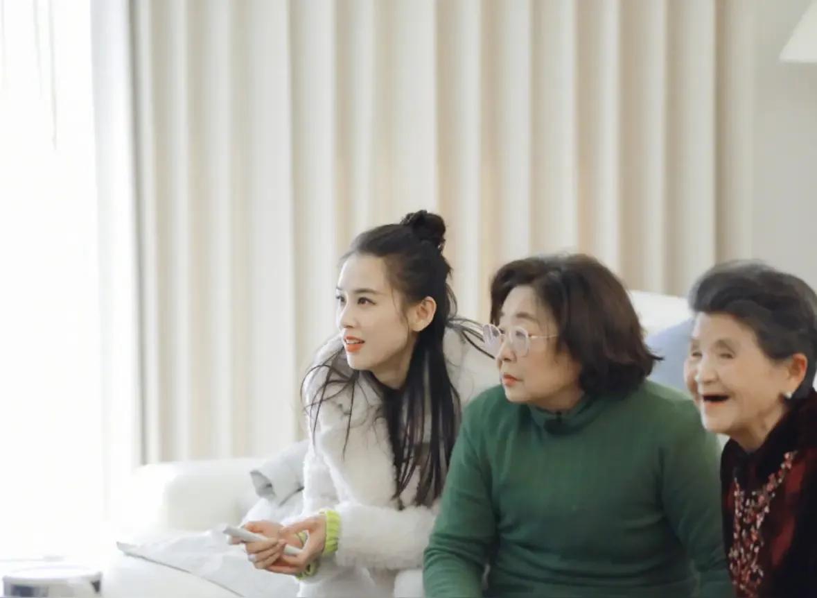 黄圣依晒15岁母女合照，时光美人“逆生长”玄学大揭秘！
宝子们快看！黄圣依甩出一