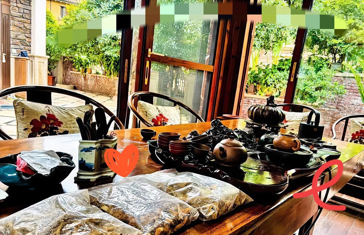 各位茶友，
我可得“奉劝”你们，少喝茶！
为啥这么说呢？
我有个邻居，
一辈子没