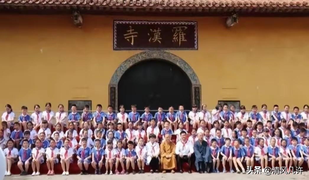 2008年汶川大地震发生后，出现了一个至今无法用科学解释的奇迹：地震过后，竟有1