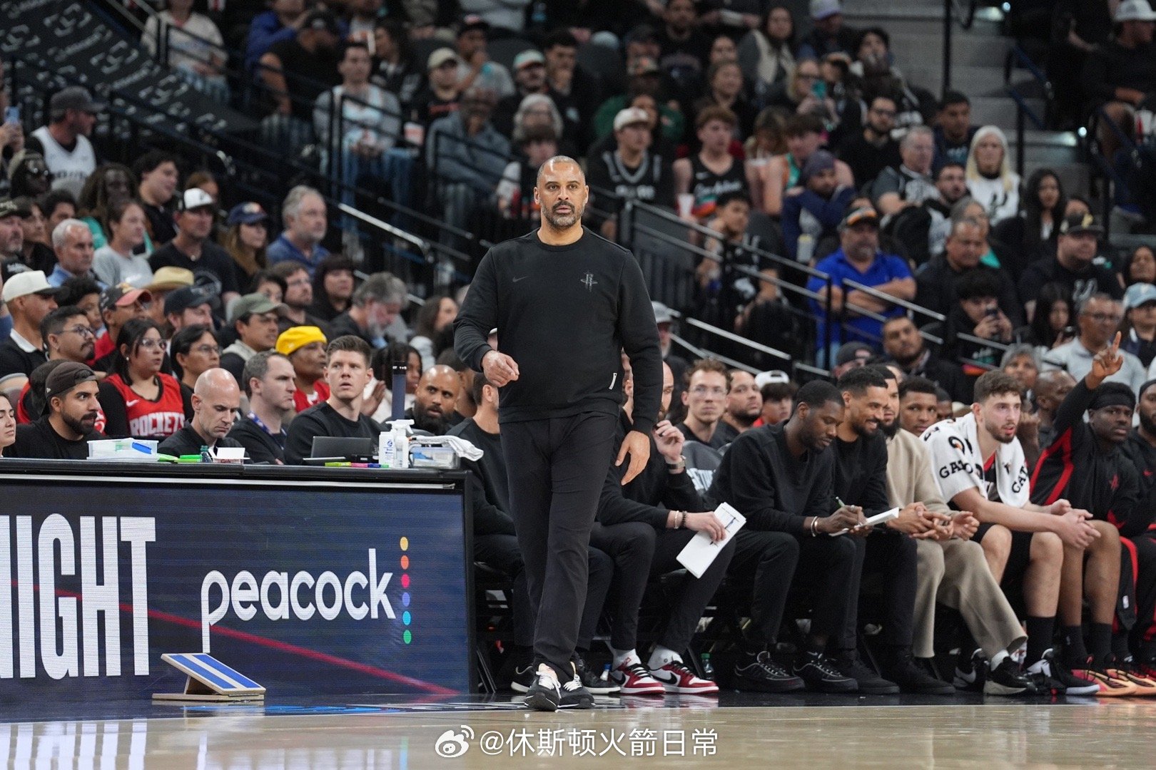 问：“上次你们交手时，对于勇士打出的无球跑动，你曾批评过球队在防守端的沟通问题。