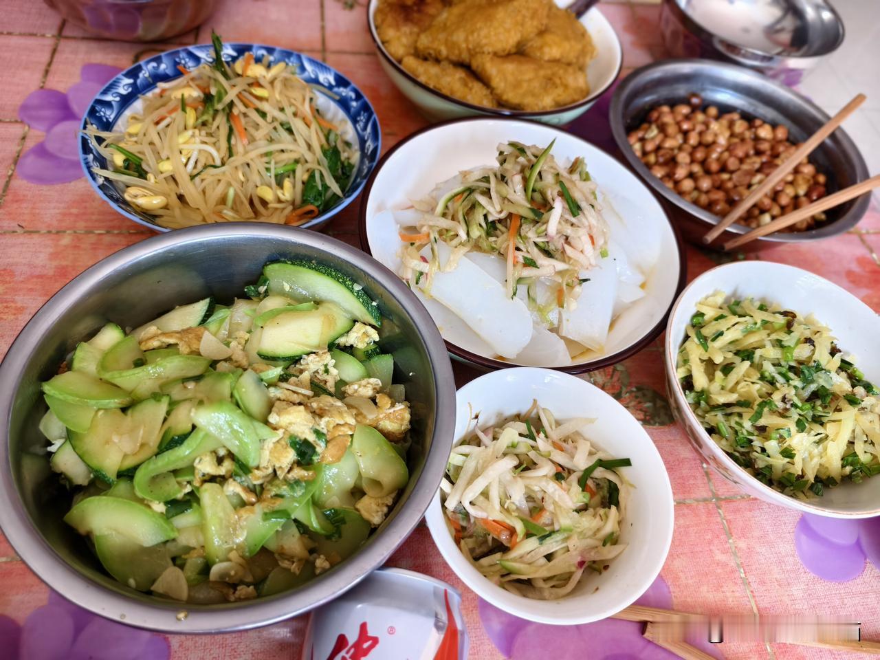 夏日生活打卡季 地标山西偏关小县城，夏季特色美食，韭菜馅土豆泥油糕，（右下角还有