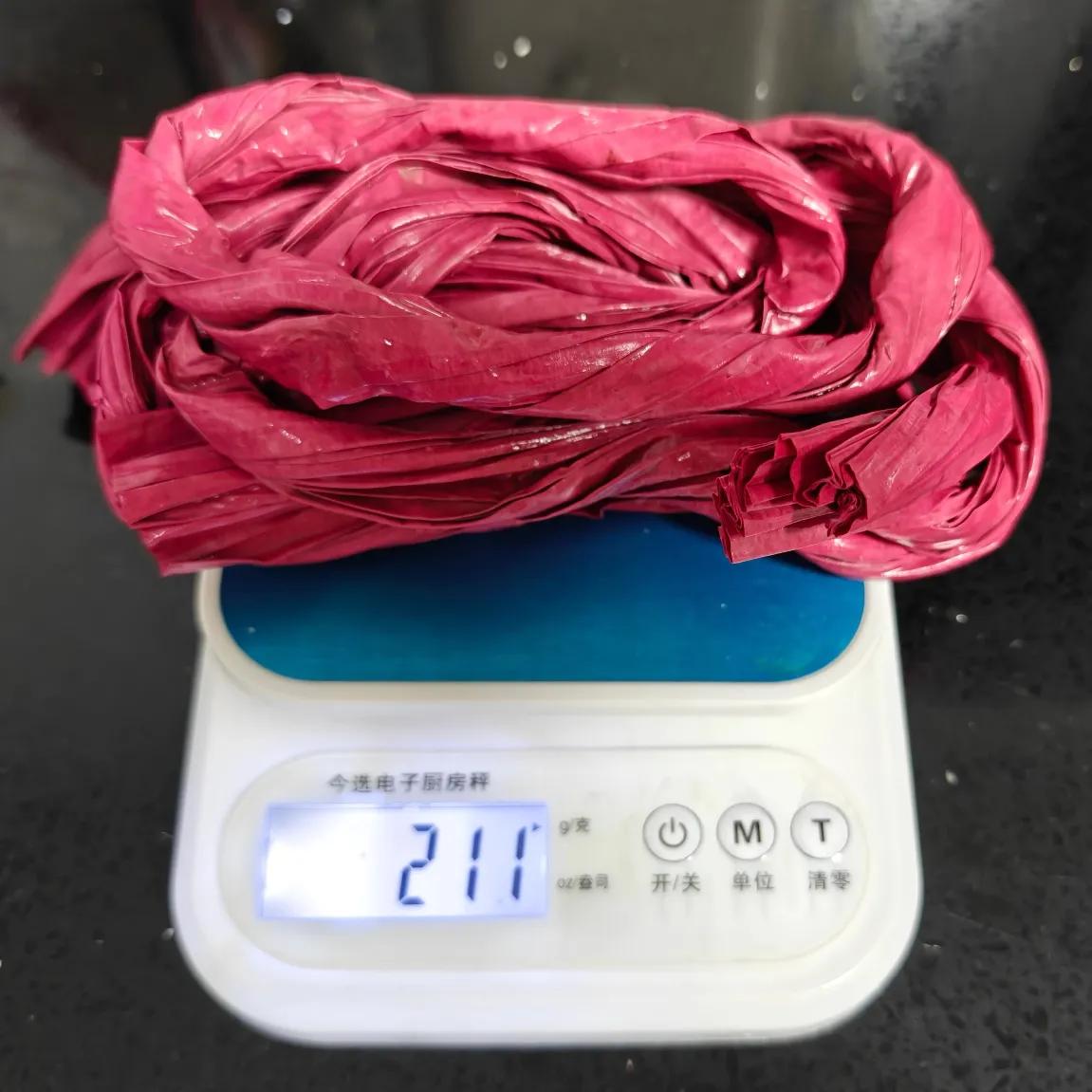 买青蟹最失败的一次
买了三只共一斤四两的青蟹，绳子解下来称一下有四两重，将近三分