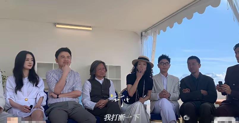 章子怡能红真的不是没有道理的。​主演们坐到棚子下接受采访时，忽然章子怡出声打断了