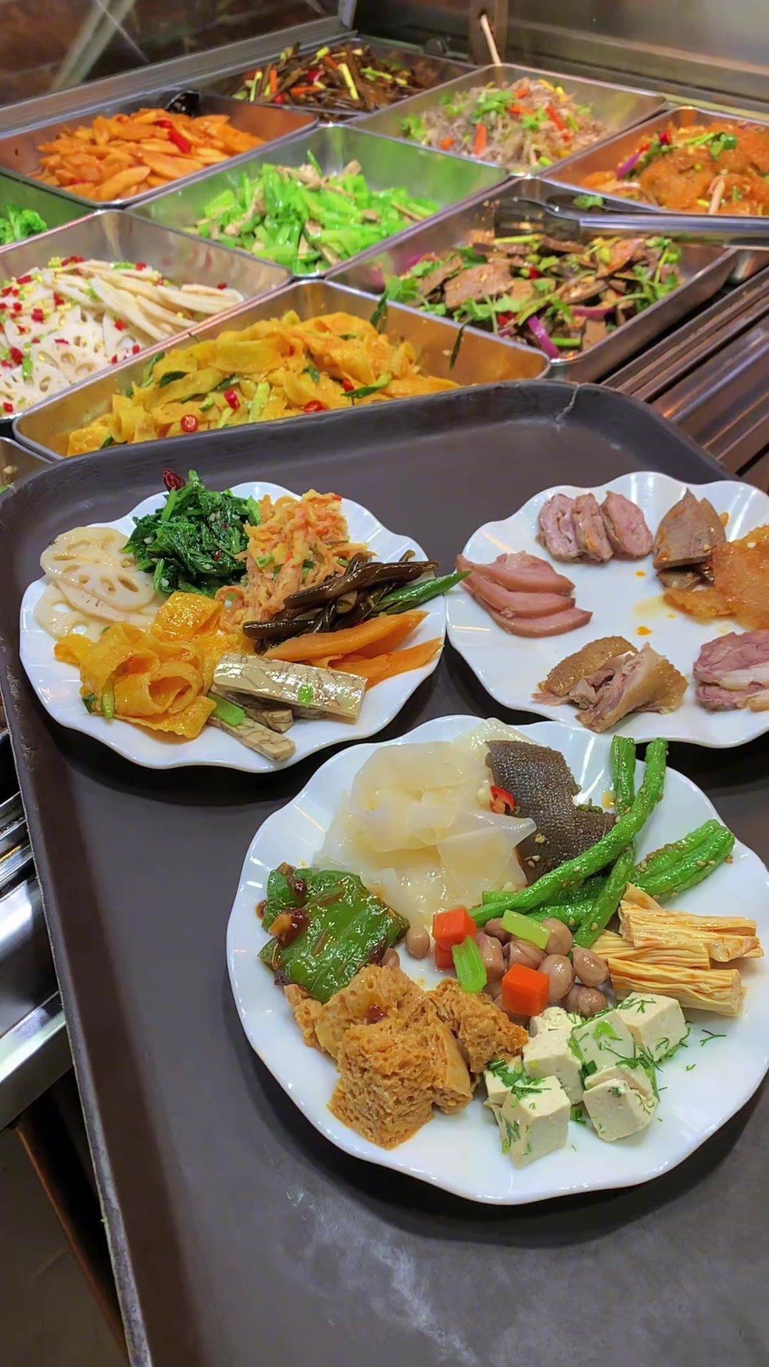 美团王莆中谈短期爆红不如生意长红王莆中一语中的！餐饮被潮流网红裹挟，盲目跟风致闭