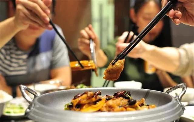 女生第一次见男友家长，看到男方爸爸吃菜的方式，回去立马就提了分手。
男友很是不解