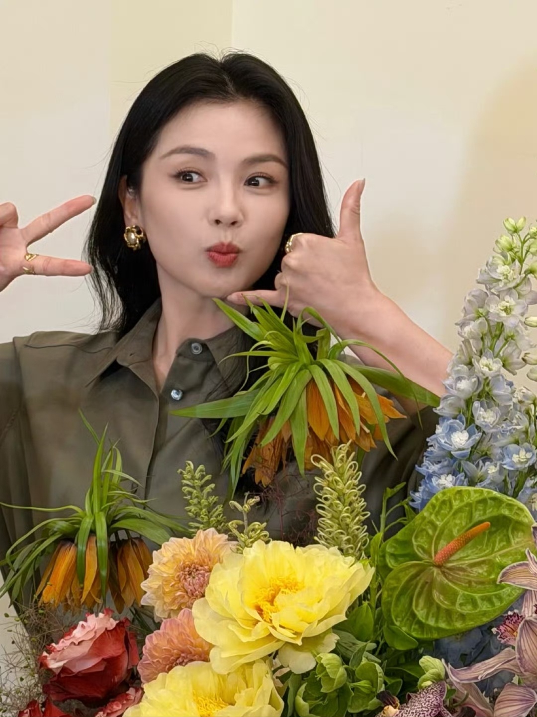 刚说完喜欢刘涛食指戴戒指，刘涛立马就全戴上了✌️🤙 