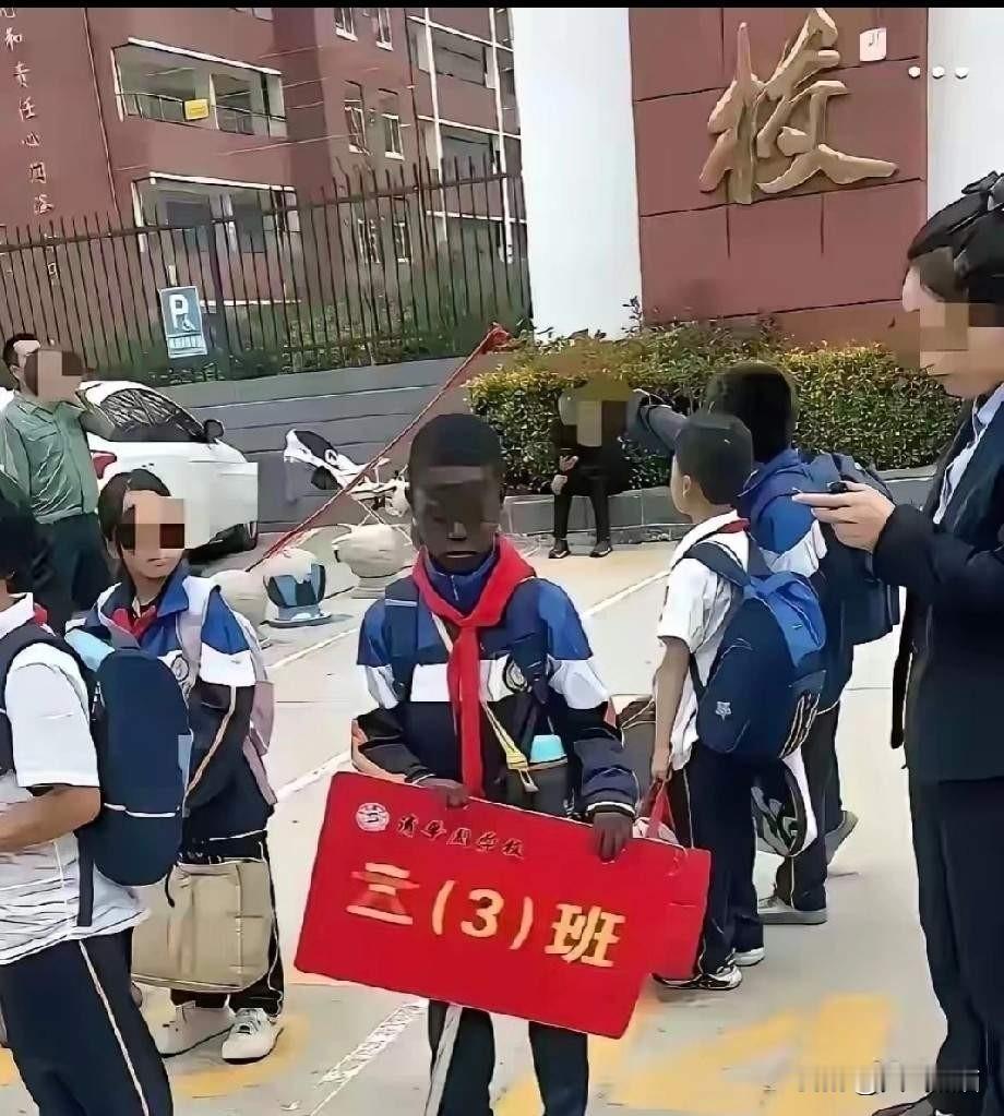 看着就这么不对劲
明明是黑肤色
但国籍竟然和我们一样
这事让谁看了也都迷糊，只要