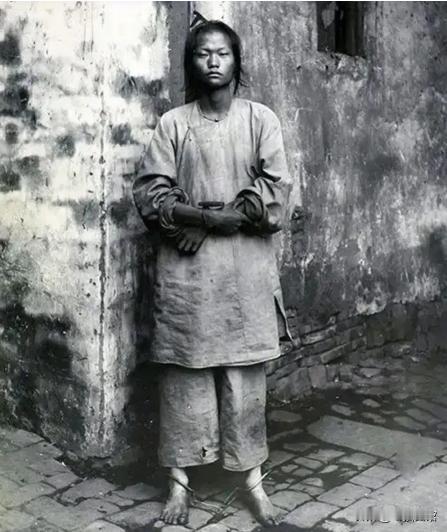 1895年，一名脚戴镣铐的女子被官府判处死刑，她因杀害外国传教士即将被斩首。临刑