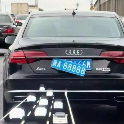 湖南长沙，一辆黑色的奥迪车竟然在马路上公然"变脸"，车牌后面竟然还藏着另一副面孔