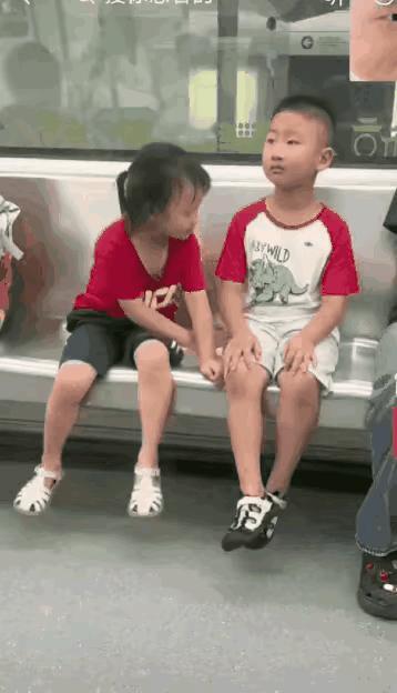 小女孩回家问妈妈，哥哥身上有个小丁丁我怎么没有？妈妈说，孩子等你长大了，要多少有