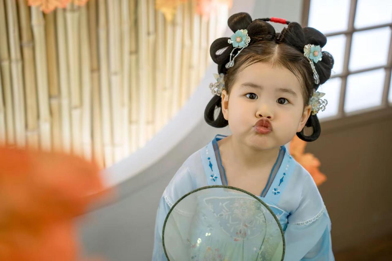 ✨是谁家小仙女儿下凡啦！😜穿汉服嘟嘴也太萌了吧～🥰手持团扇古灵精怪，心都要化