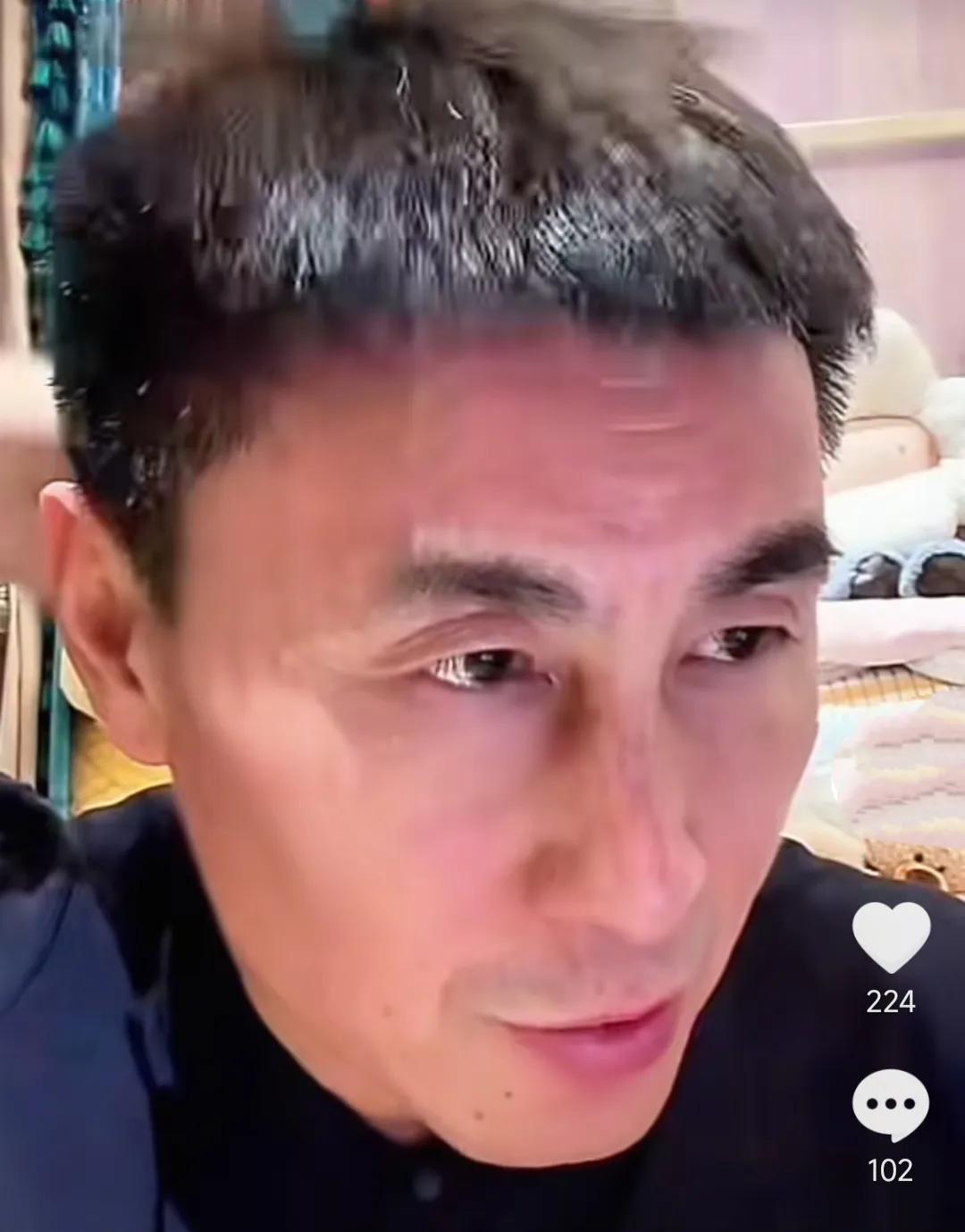 前国脚李玮锋认为，中超坚决不能走金元足球的老路。
李玮锋在直播时表示，虽然前些年