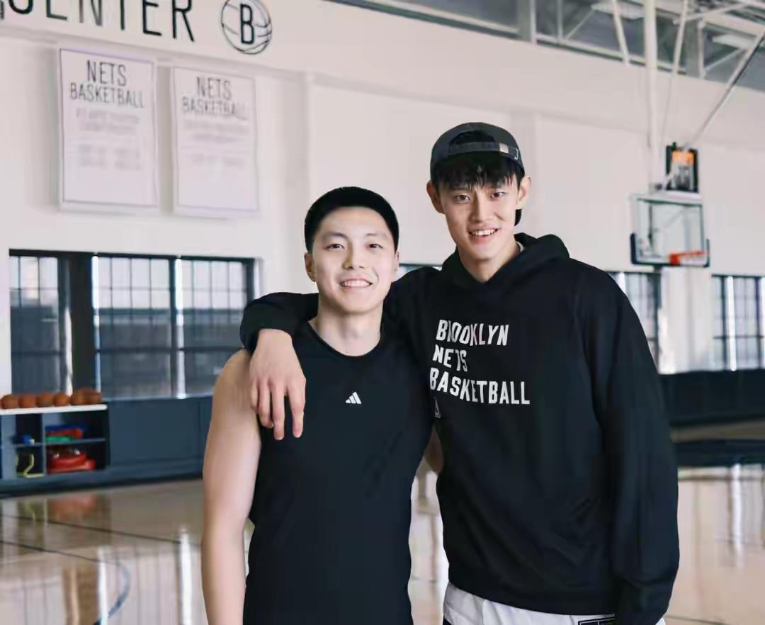 中国男篮主力球员，曾凡博和胡明轩合影