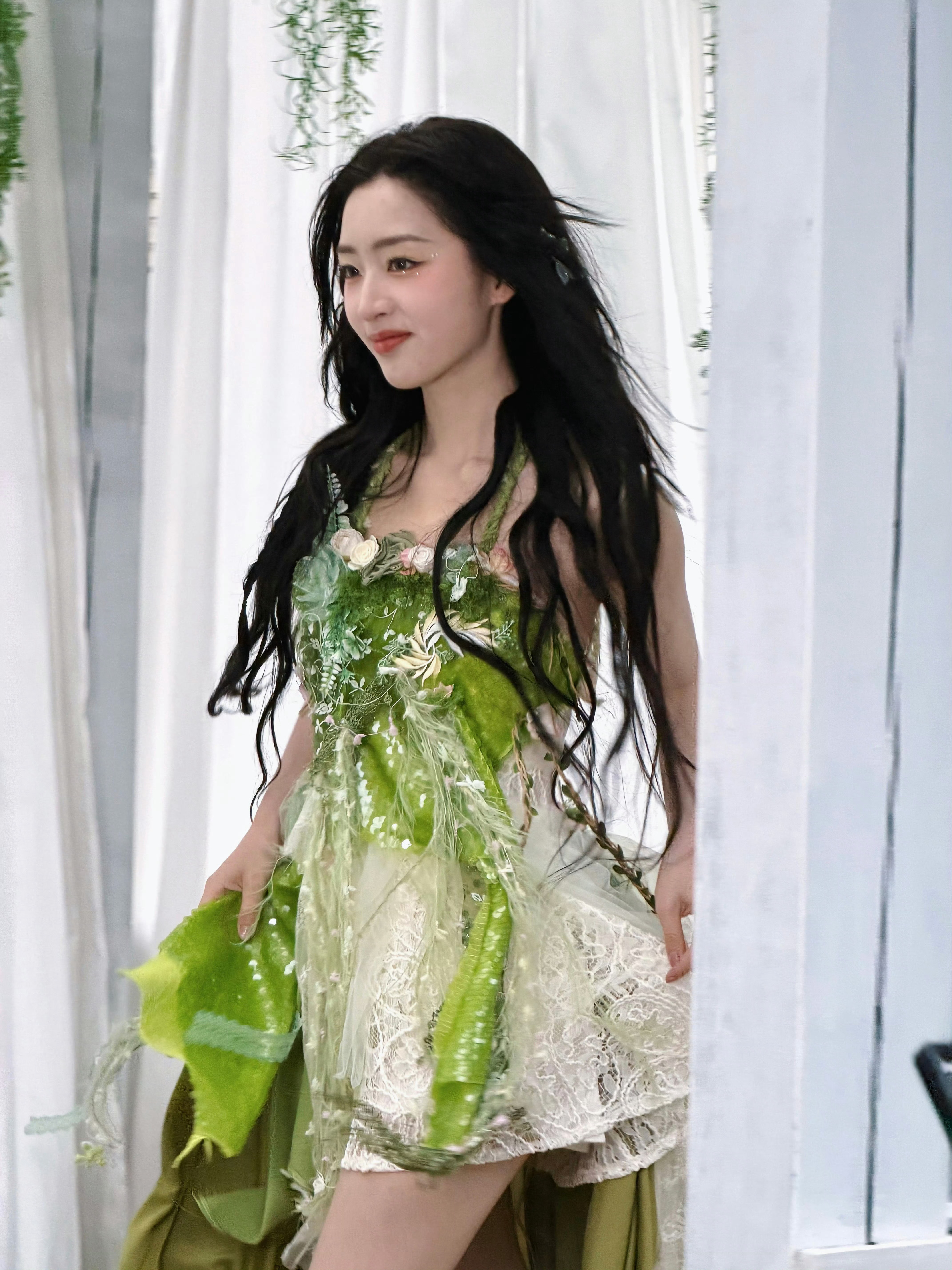 邓恩熙 看得出她是精灵🥰哎呀这个绿色长裙配薄纱翅膀完全就是为我们恩熙公主诞生的