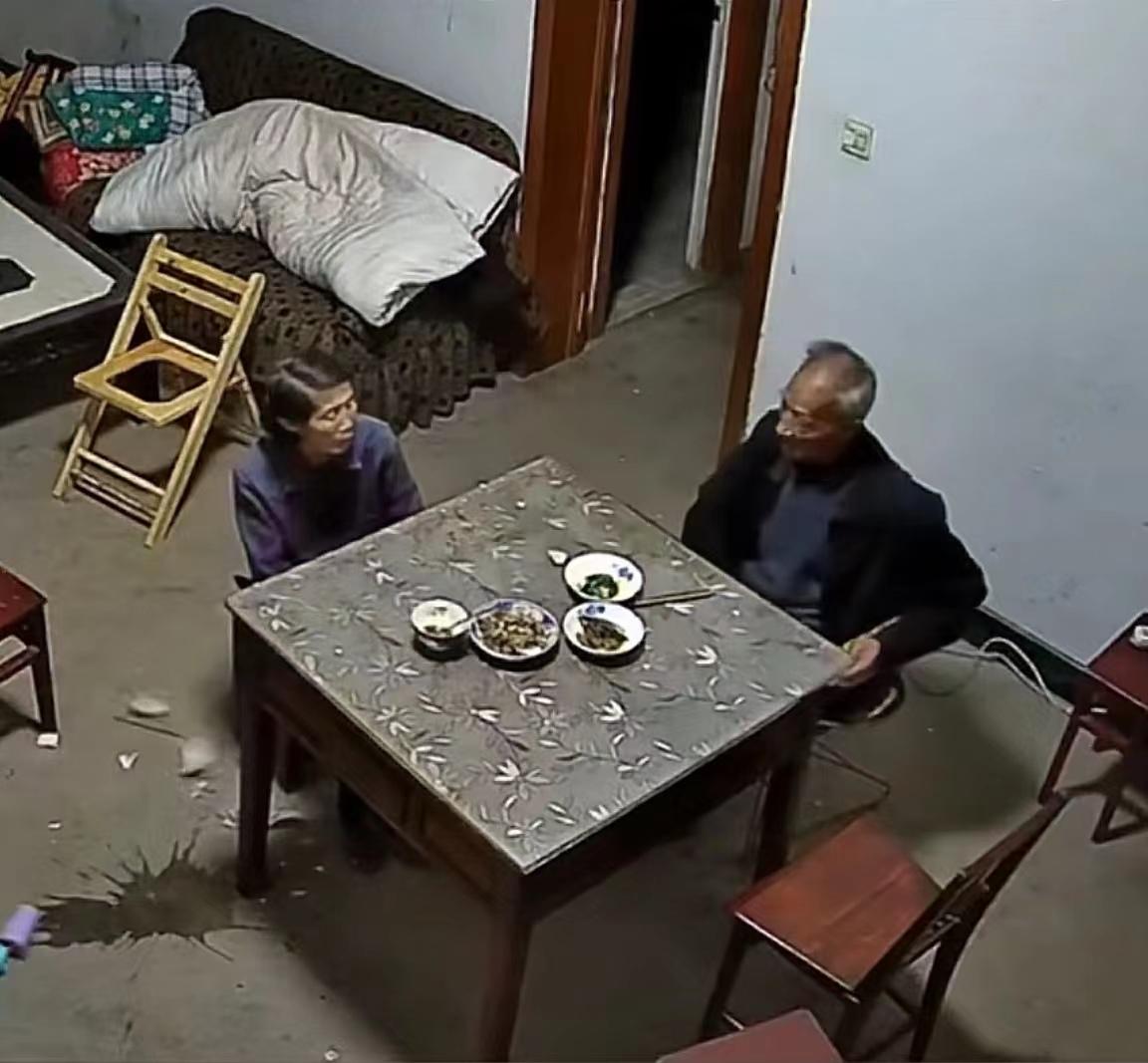 北京，男子婚内出轨，妻子一直隐忍。在他做手术后还贴心地照顾他。她要求男子跟情人分