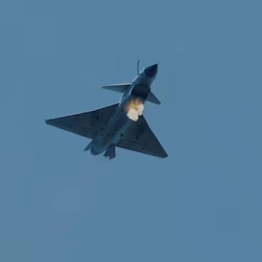 难得一见哦，歼十航炮对地射击