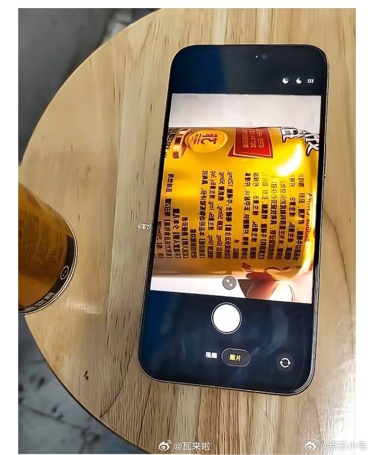 小心这种手机壳正在偷拍你的隐私摄像头位置加上棱镜，就是一个可以折射的手机壳就，可