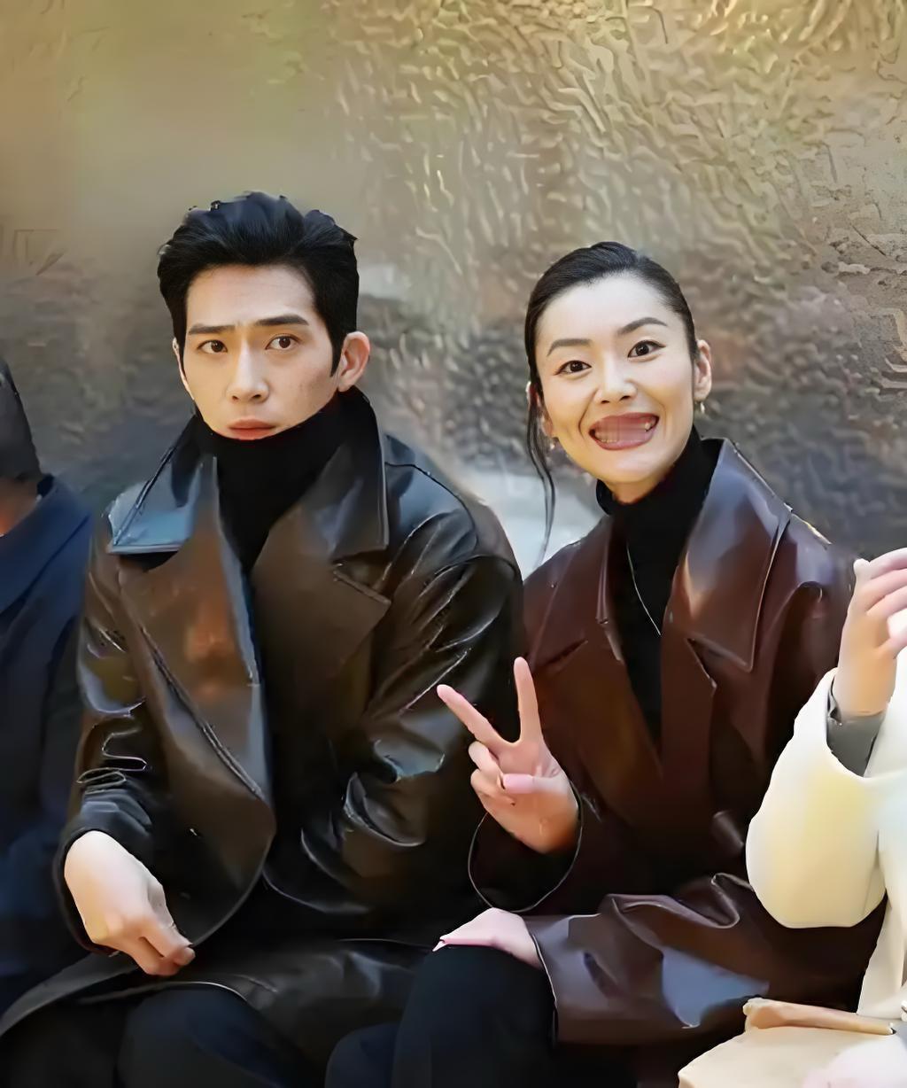 刘雯与井柏然在ERDOS秀场上穿同款皮衣，亲密互动引粉丝热议，恋情是否正式官宣？