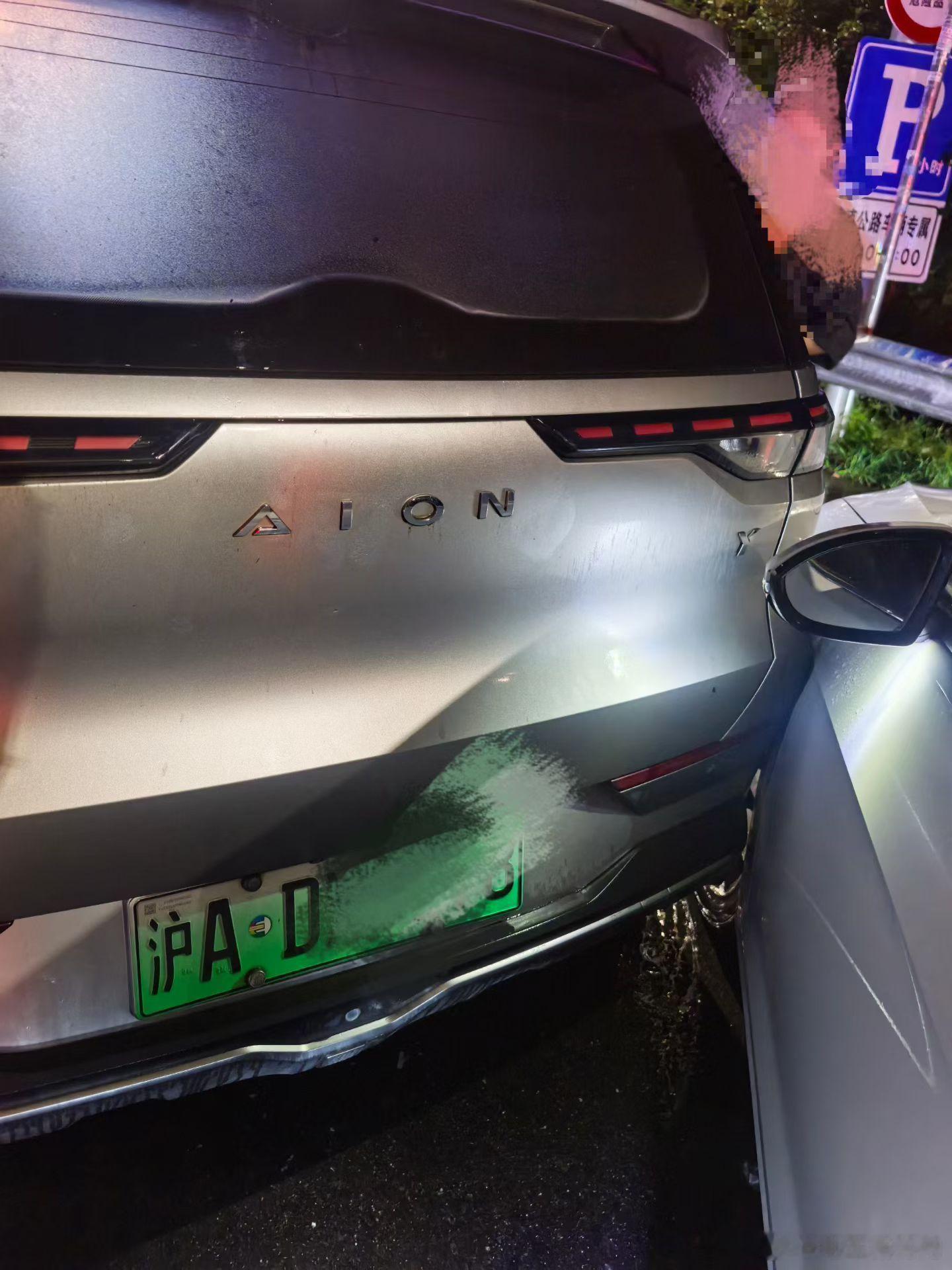 上海，围观，​1，BYD电车开智驾，亲了PP；​2，报交警，旁边一个埃安在拖车，