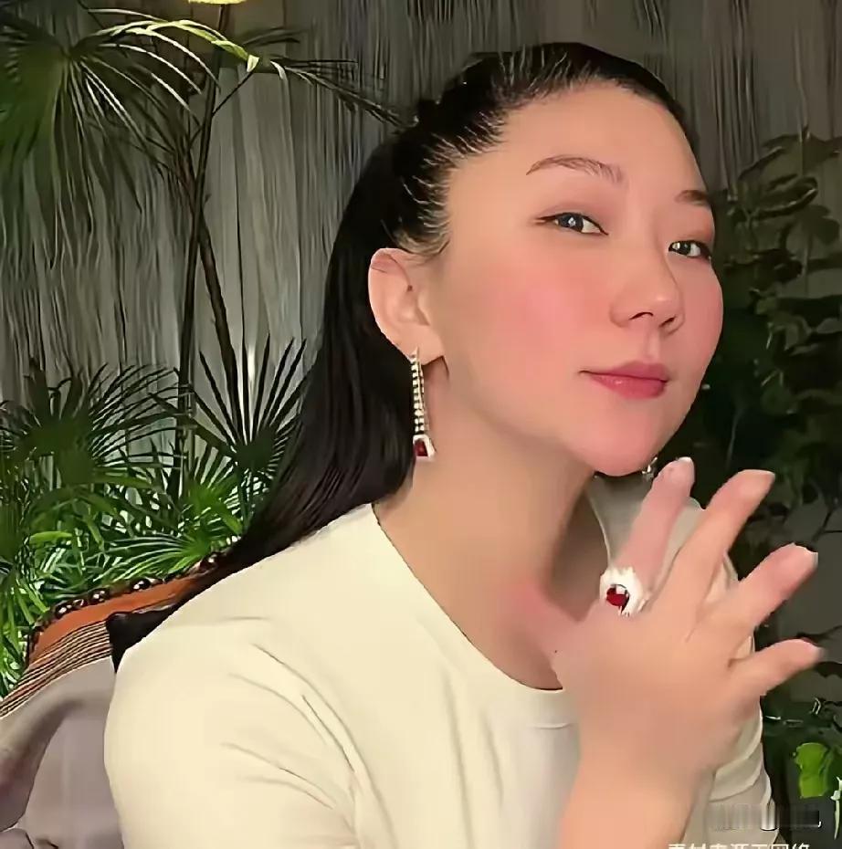 各个圈里都比啥？
名媛圈里的鄙视链，老板圈里的鄙视链和普通退休大妈之间的鄙视链！