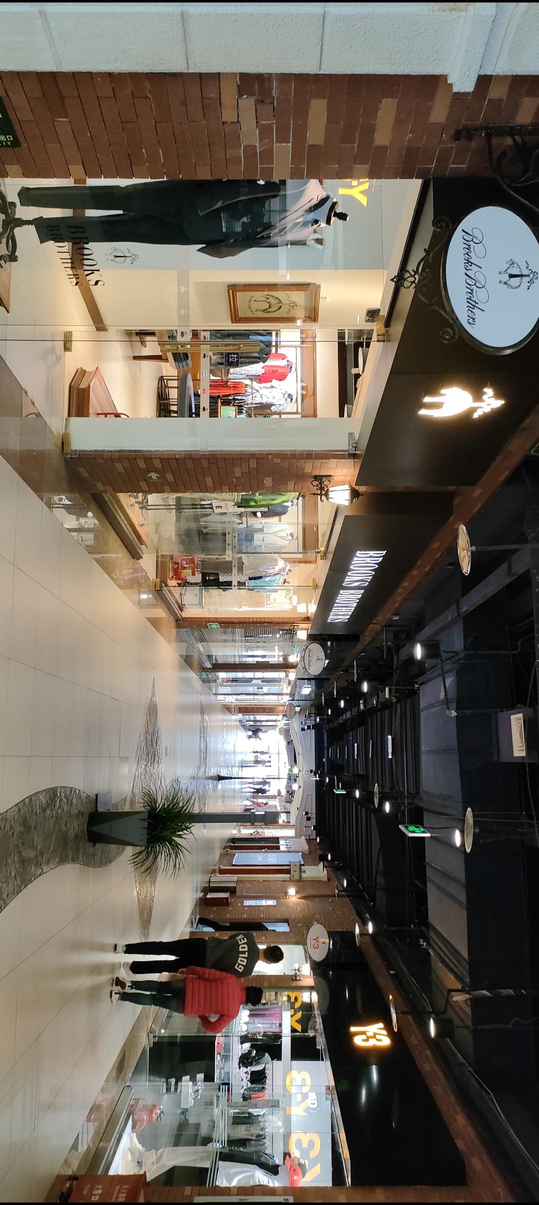 时尚购物长廊，尽享奢华体验！🛍️✨