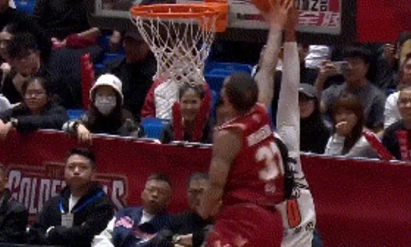 裁判又出错了。这回是CBA深圳对青岛的比赛，最后时刻一个关键的干扰球判罚。
 