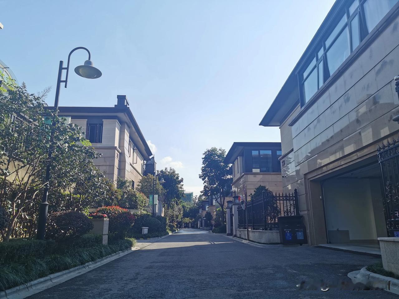 园区其实还有这么漂亮的纯独栋别墅区
却一直不为太多人所知
76樽 独栋别墅，配备