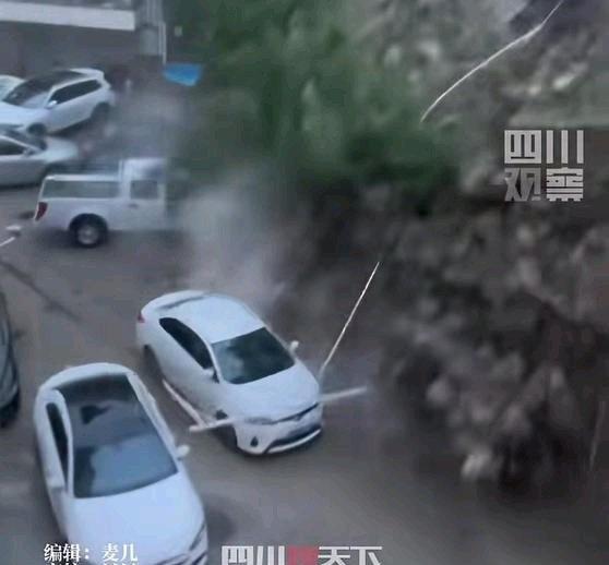 《陕西延安一小区突发塌方致多车被埋无人员受伤》陕西延安一小区突发塌方致多车被埋无
