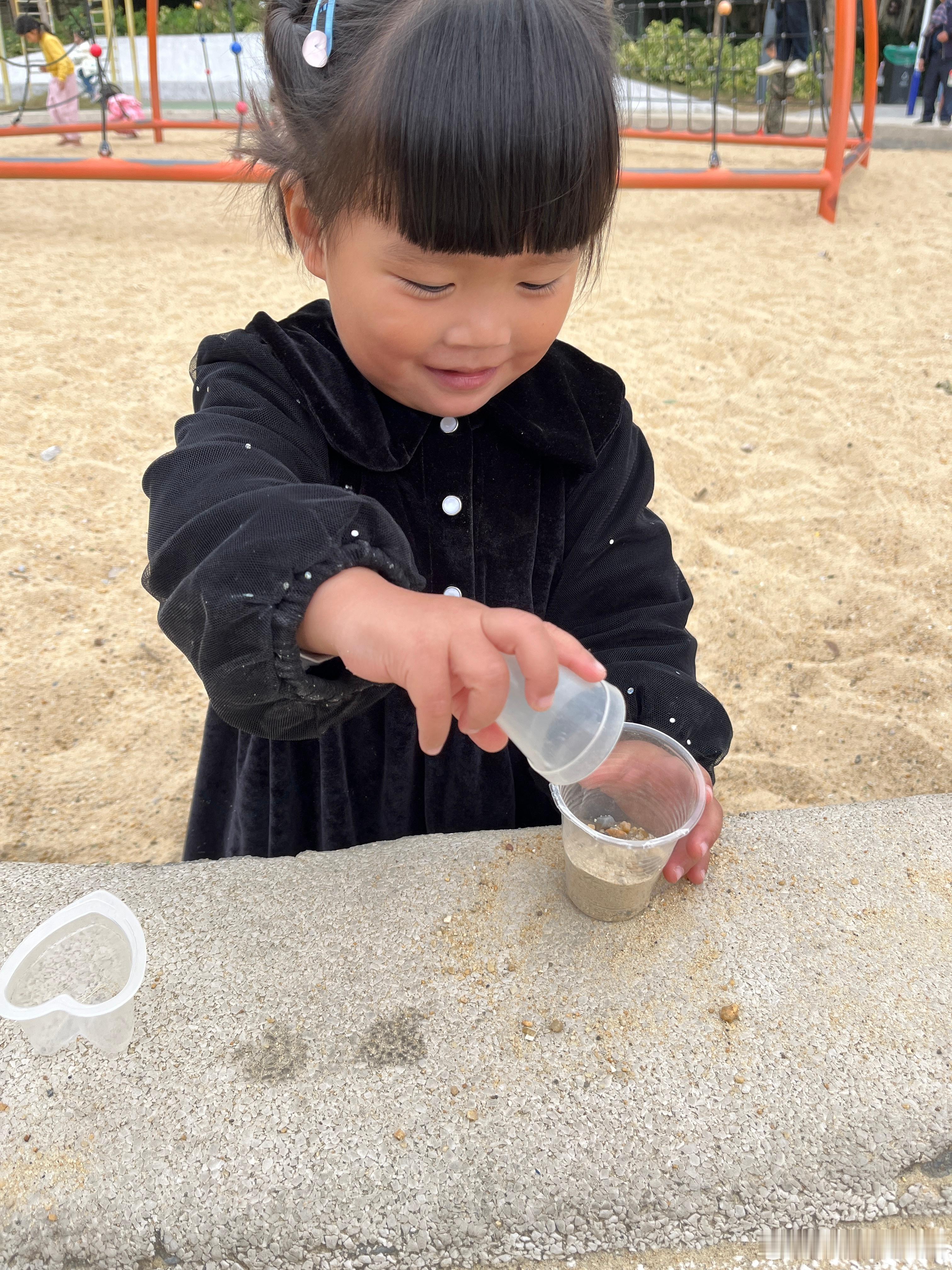 吃完饭，又来公园玩沙子，今天天气好，让她玩久一点，不睡午觉，晚上早点睡。买了一个