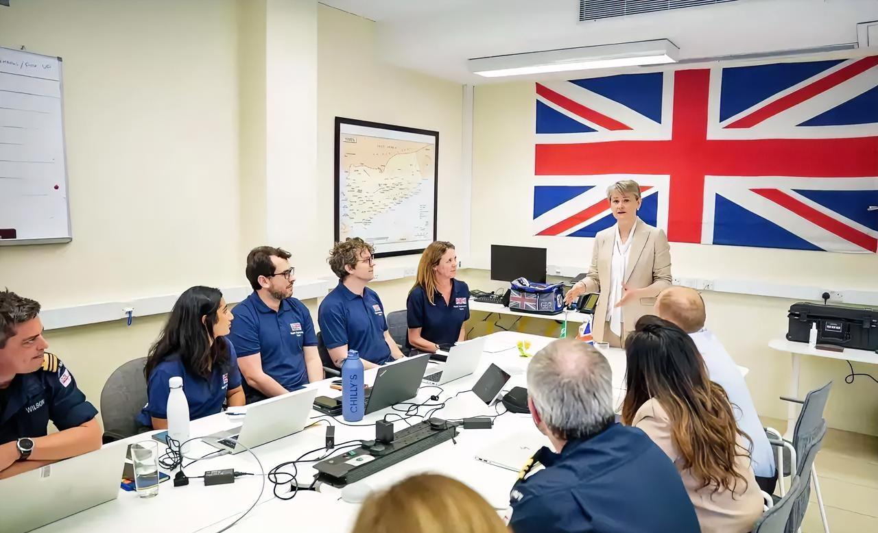 英国坐不住了！主动给中国打来了电话！
 
3月19号，英国外交大臣库珀和王毅外长