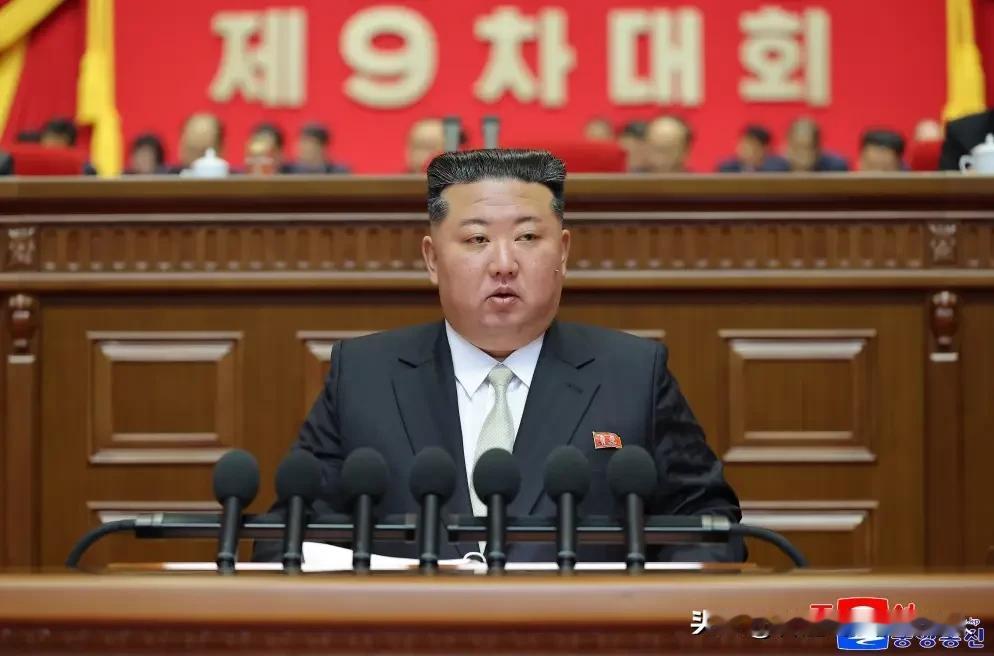 看穿了！金正恩把这两拳打在特朗普轰炸伊朗的同一周，不是巧合，是算死的！航母焊死波