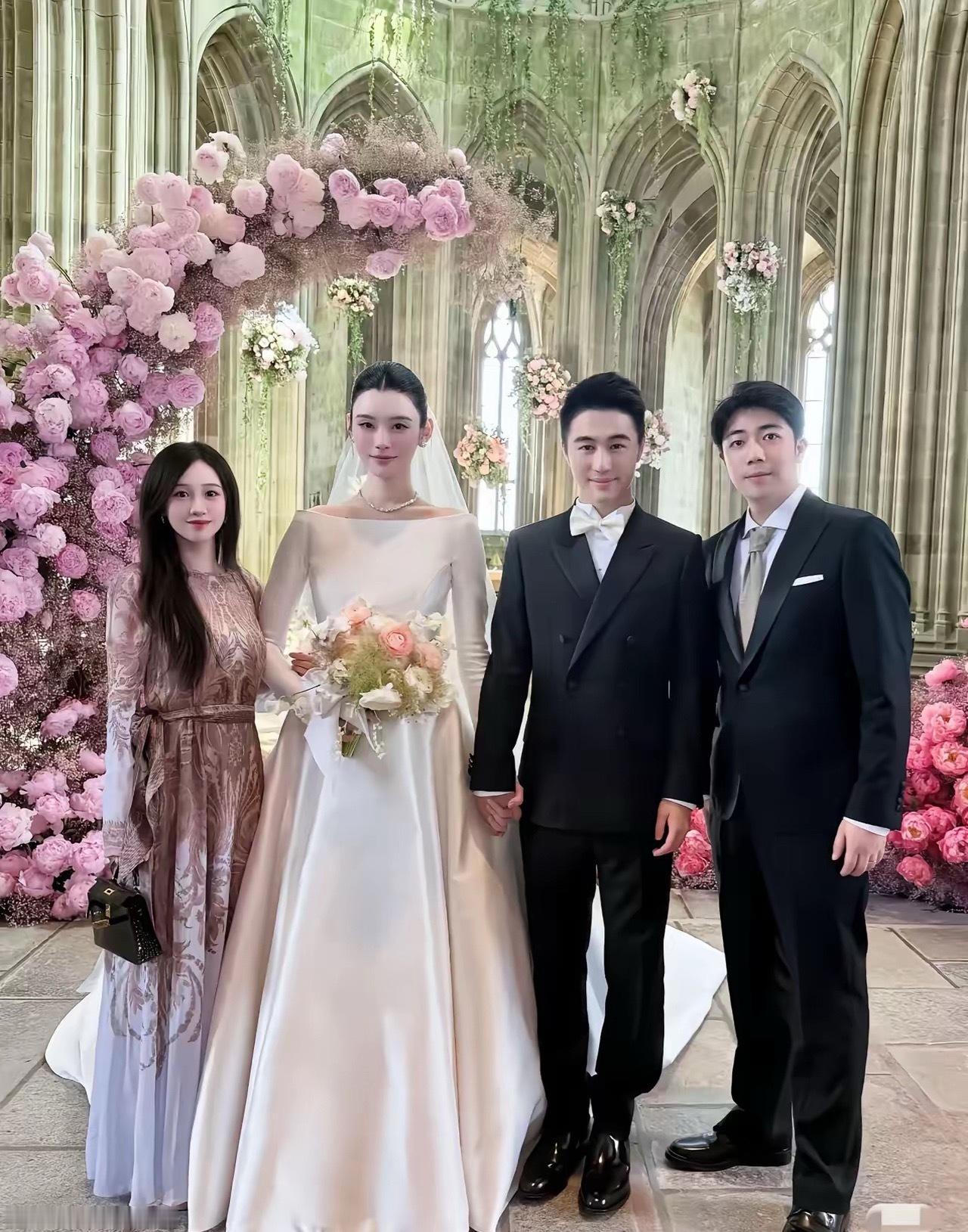 男方努力穿内增高，做高发型，也只能跟女方看起来差不多高 