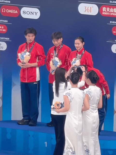 2026年跳水世界杯总决赛郭晶晶作为嘉宾为混合团体项目颁奖🏅💐 