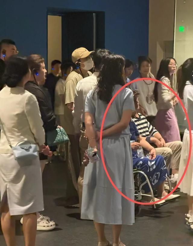 沈腾一家现身三星堆，王琦状态大变样，瘦出细腿，父母坐轮椅陪同参观 
