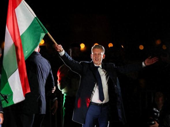 执政16年的欧洲“铁腕大佬”欧尔班被选民直接投下台，而拿下大胜的毛焦尔·彼得带领