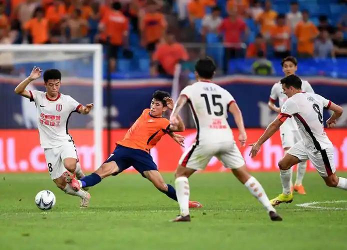 昨天蓉城踢青岛，看了真让人着急！简单说就是：占尽优势就是进不了球，最后靠罗慕洛一