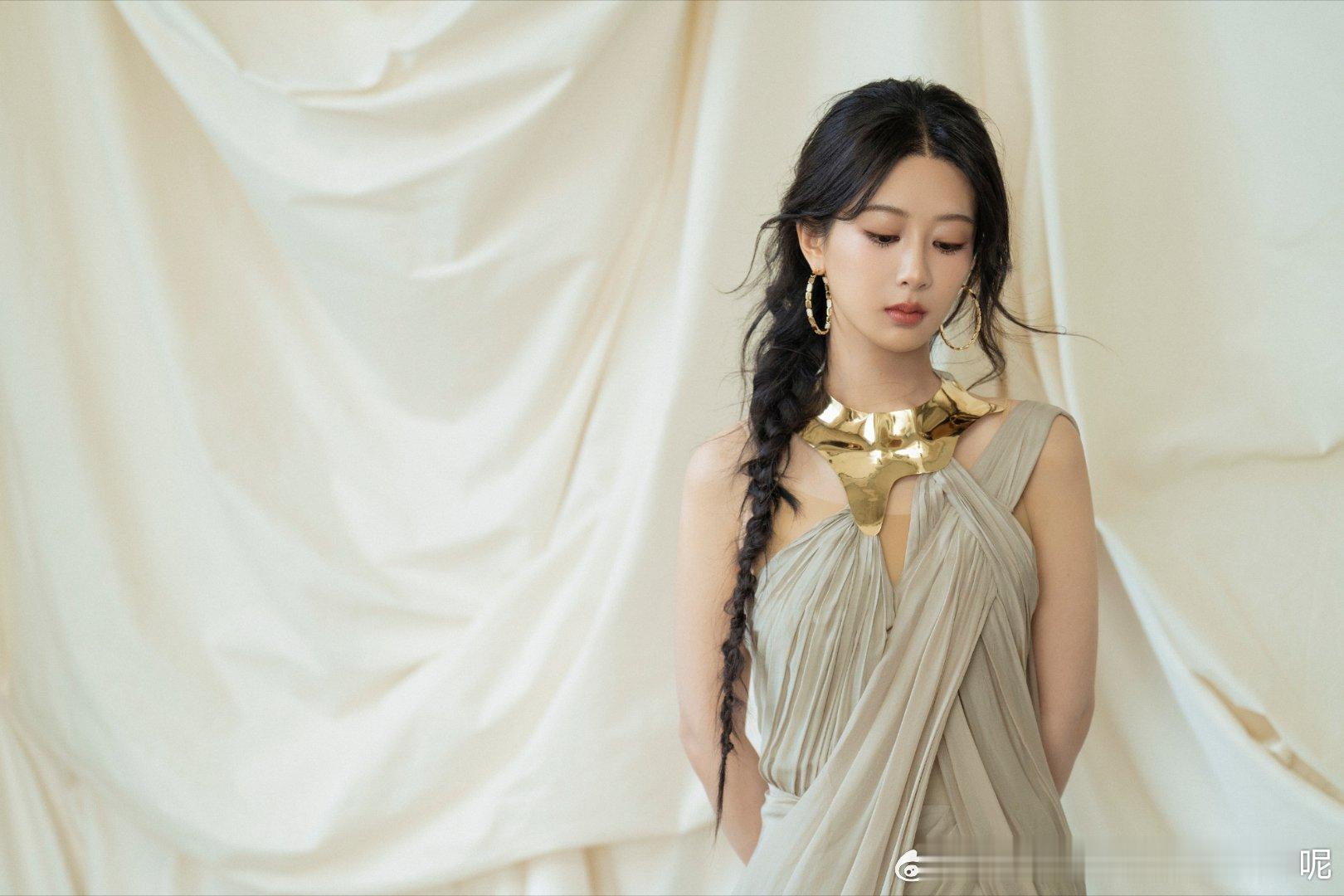到底谁在说杨紫普的[疑问]费加罗新杂志美死了我的天  杨紫这个长相是普吗我不懂了
