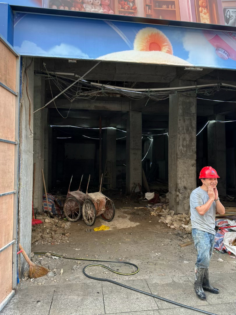 老房子的窘境，加固后变成好多柱子的miniso land 厦门·厦门中山路步行街