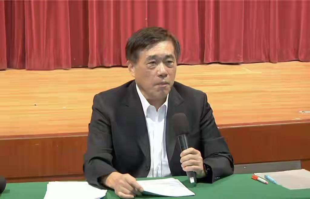郝龙斌公布两岸政策这事儿，背后全是戏。从民调看，他支持度才21.3％，被郑丽文的