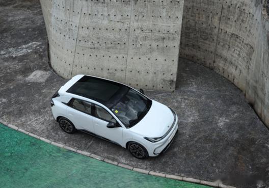 极狐T1冬季上车不遭罪！热泵空调速热超暖心冬天刚进电动车常被冻得打哆嗦，但极狐T