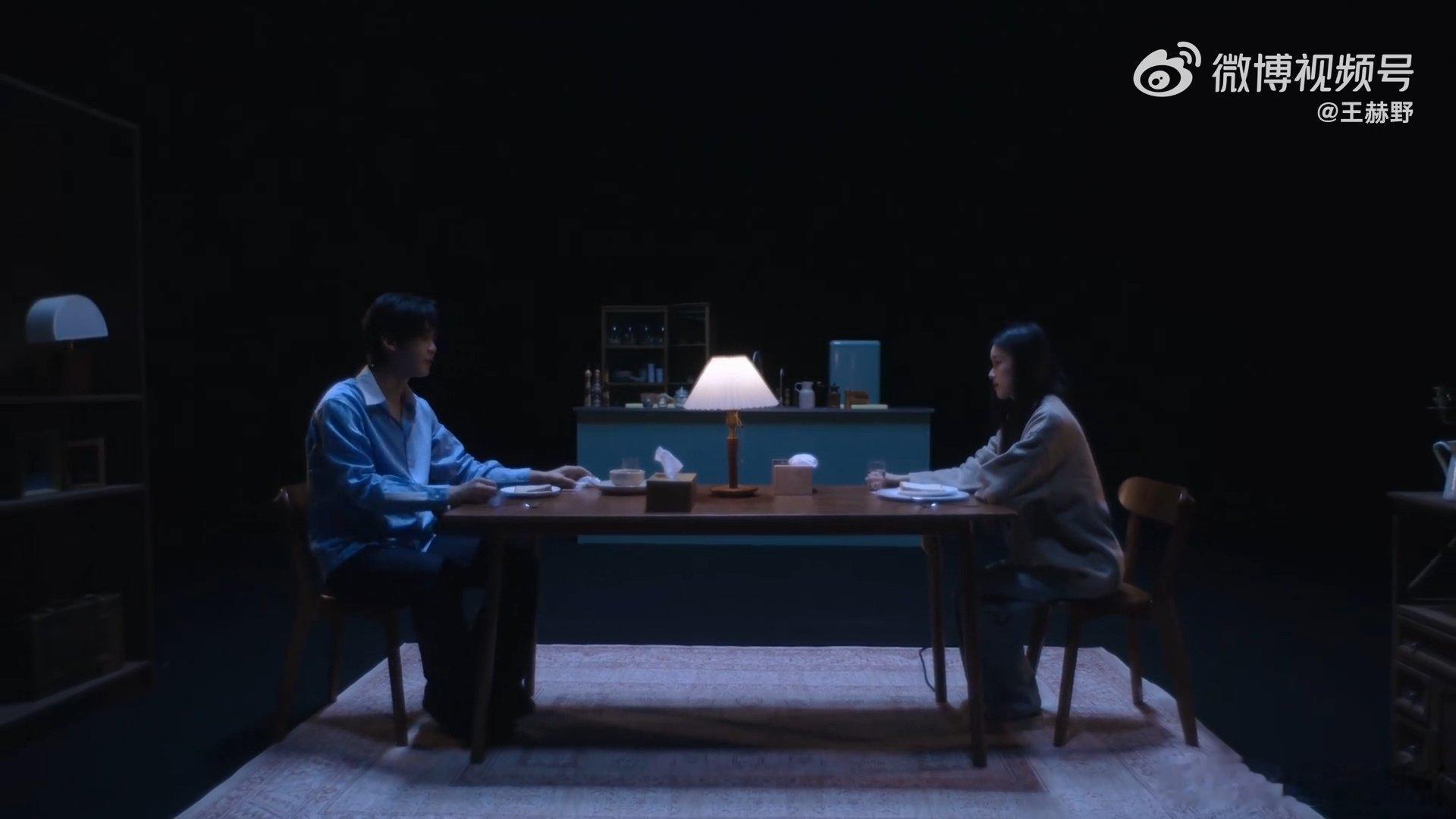 王赫野新专辑歌曲MV 剧组用心打磨MV画面色调，冷调底色辅以暖光晚霞点缀，克制含
